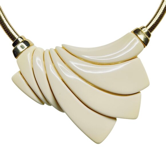 Crown Trifari Gold Tone & Cream Lucite Necklace With Clip On Earrings (5832) - Picture 5 of 9